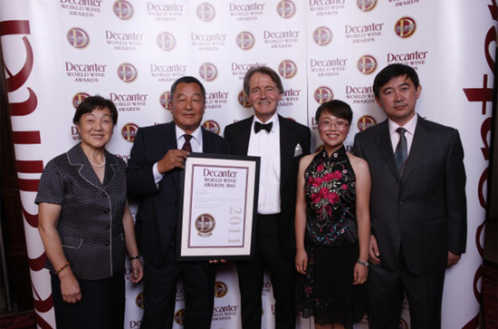 Decanter World Wine Awards 2011 presentation in London. From left, proprietors of Helan Qingxue Winery HU Suzhen and RONG Jian, Chairman of Decanter World Wine Awards Steven Spurrier, winemaker ZHANG Jing, and wine consultant LI Demei. Photo credit: Helan Qingxue winery.