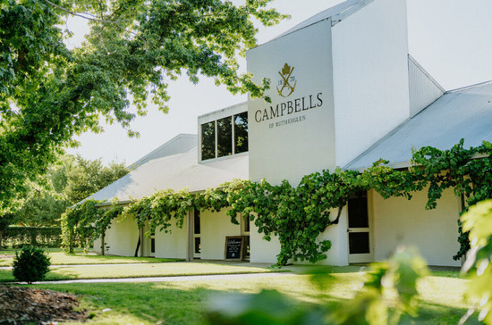 Campbells of Rutherglen酒庄使用小粒麝香(Muscat à Petits Grains Rouges)来酿造加度酒。图片版权:Snowgum Marketing.