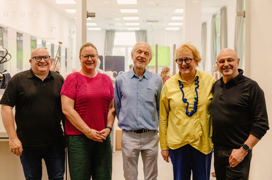 2025DWWA的五位联席评审长(从左到右):Ronan Sayburn MS,Beth Willard,Andrew Jefford,Sarah Jane Evans MW和Michael Hill Smith AM MW。图片拍摄:Ellen Richardson