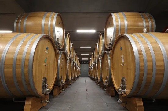 图片：Cantina Terre del Barolo 的酒窖。由皮埃蒙特葡萄酒种植者协会提供