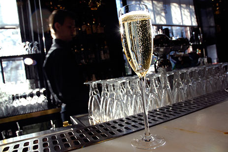 A glass of Champagne © Danielle Hendrickx – Collection CIVC