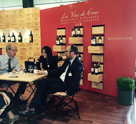 'We speak Chinese' signage at Vinexpo 2015